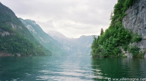 Lac de Königssee, dans le parc national de Berchtesgaden - Allemagne Lac de Königssee, dans le parc national de Berchtesgaden - Allemagne