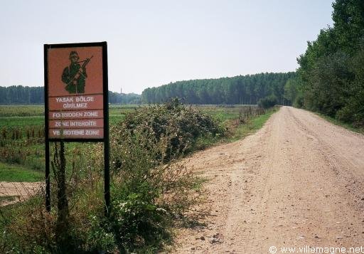 Le long de la rivière Evros qui matérialise la frontière entre la Turquie et la Grèce - Turquie Le long de la rivière Evros qui matérialise la frontière entre la Turquie et la Grèce - Turquie
