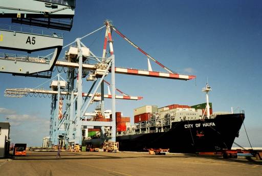 Le porte-conteneurs ’City of Haifa’ amarré dans le port de Haïfa Le porte-conteneurs ’City of Haifa’ amarré dans le port de Haïfa