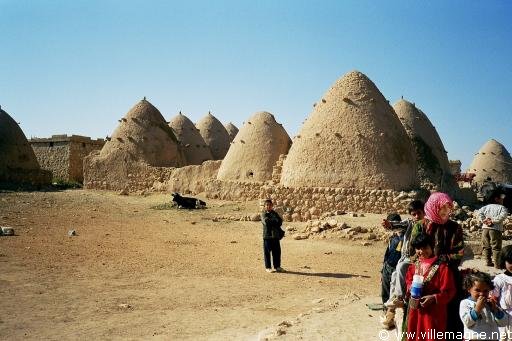 Maisons et greniers à grain en bordure du désert, au sud d’Alep - Syrie Maisons et greniers à grain en bordure du désert, au sud d’Alep - Syrie