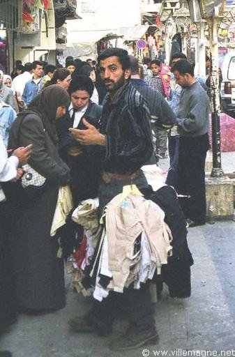 Marchand de lingerie dans les rues d’Alep - Syrie Marchand de lingerie dans les rues d’Alep - Syrie