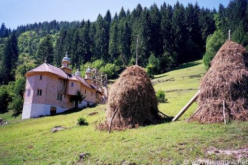 Monts Apuseni - Monastère de Vadu Moţilor en construction - Roumanie Monts Apuseni - Monastère de Vadu Moţilor en construction - Roumanie
