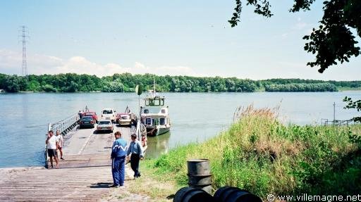Passage du Danube avec le bac près de Dunaujvaros - Hongrie Passage du Danube avec le bac près de Dunaujvaros - Hongrie