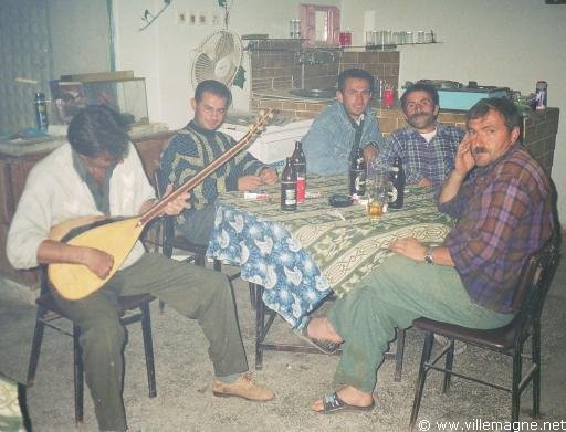 Soirée musicale et dansante dans un café enfumé de Bakirdagi - Turquie Soirée musicale et dansante dans un café enfumé de Bakirdagi - Turquie