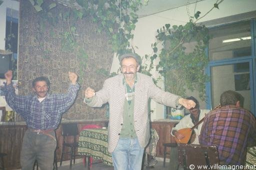 Soirée musicale et dansante dans un café enfumé de Bakirdagi - Turquie Soirée musicale et dansante dans un café enfumé de Bakirdagi - Turquie