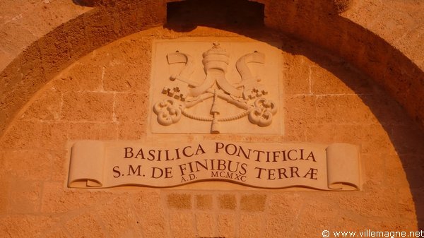 À l’entrée de la basilique Santa Maria di Leuca À l’entrée de la basilique Santa Maria di Leuca