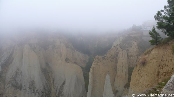 Aliano, le village de la Basilicate décrit sous le nom de Gagliano par Carlo Levi dans <em>Le Christ s’est arrêté à Eboli</em> Aliano, le village de la Basilicate décrit sous le nom de Gagliano par Carlo Levi dans <em>Le Christ s’est arrêté à Eboli</em>