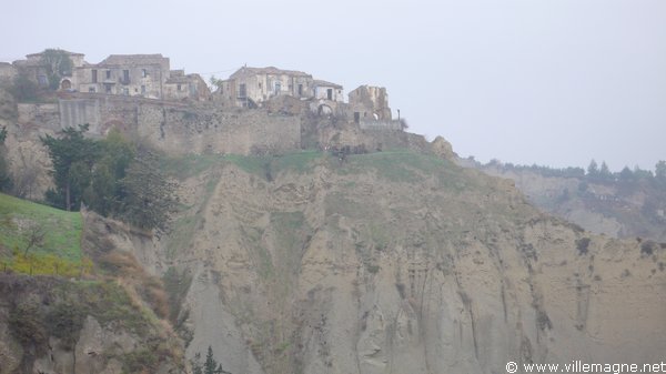 Aliano, le village de la Basilicate décrit sous le nom de Gagliano par Carlo Levi dans <em>Le Christ s’est arrêté à Eboli</em> Aliano, le village de la Basilicate décrit sous le nom de Gagliano par Carlo Levi dans <em>Le Christ s’est arrêté à Eboli</em>