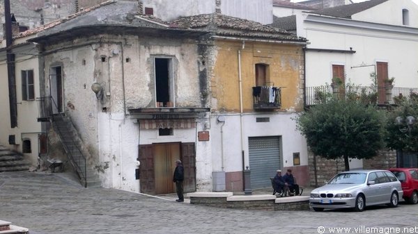 Aliano, le village de la Basilicate décrit sous le nom de Gagliano par Carlo Levi dans <em>Le Christ s’est arrêté à Eboli</em> Aliano, le village de la Basilicate décrit sous le nom de Gagliano par Carlo Levi dans <em>Le Christ s’est arrêté à Eboli</em>