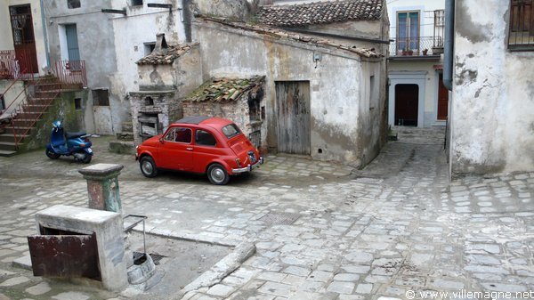 Aliano, le village de la Basilicate décrit sous le nom de Gagliano par Carlo Levi dans <em>Le Christ s’est arrêté à Eboli</em> Aliano, le village de la Basilicate décrit sous le nom de Gagliano par Carlo Levi dans <em>Le Christ s’est arrêté à Eboli</em>