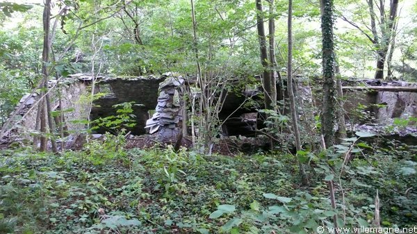 Anciennes bergeries envahies par le maquis près de Pruno Anciennes bergeries envahies par le maquis près de Pruno