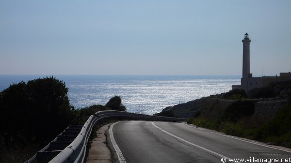 Arrivée à la pointe de Leuca qui marque l’extrémité du Salento, le talon de la botte italienne Arrivée à la pointe de Leuca qui marque l’extrémité du Salento, le talon de la botte italienne
