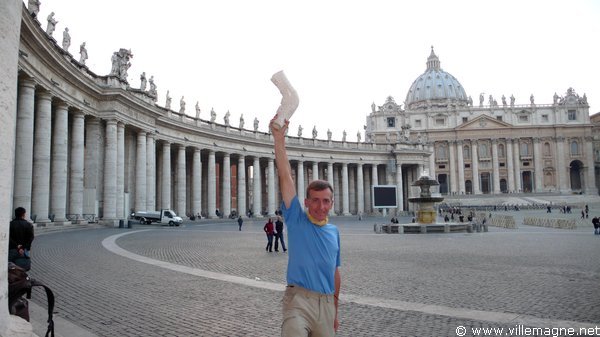 Arrivée place Saint-Pierre - L’orthèse brandie au bout du bras tendu montre que les séances de rééducation du coude cassé dans les Abruzzes ont porté leur fruit. Arrivée place Saint-Pierre - L’orthèse brandie au bout du bras tendu montre que les séances de rééducation du coude cassé dans les Abruzzes ont porté leur fruit.