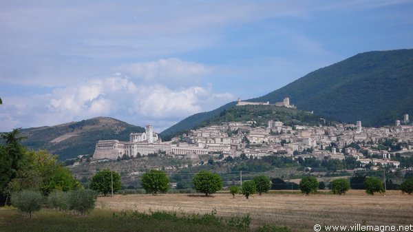 Assise - À gauche, la basilique San Francesco ; au sommet de la colline, la Rocca