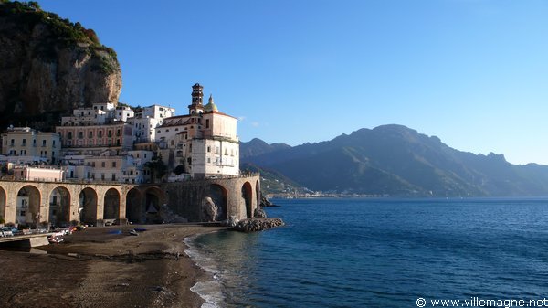 Atrani, village de la côte amalfitaine Atrani, village de la côte amalfitaine