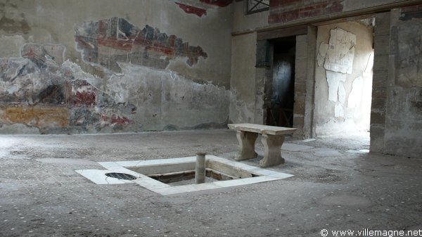 Atrium de la maison aux cloisons de bois à Herculanum Atrium de la maison aux cloisons de bois à Herculanum