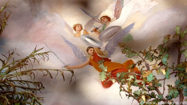Au ciel, les anges guident la sainte Famille dans sa fuite en Égypte