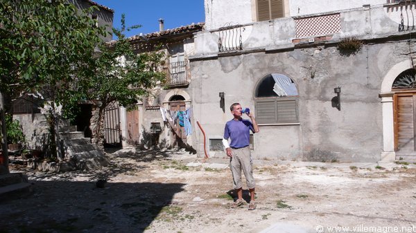 Au village de Corvara - Sud-est de L’Aquila Au village de Corvara - Sud-est de L’Aquila