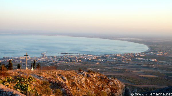 Baie de Manfredonia vue depuis le monastère de Santa Maria di Pulsano, sur le plateau du Gargan Baie de Manfredonia vue depuis le monastère de Santa Maria di Pulsano, sur le plateau du Gargan