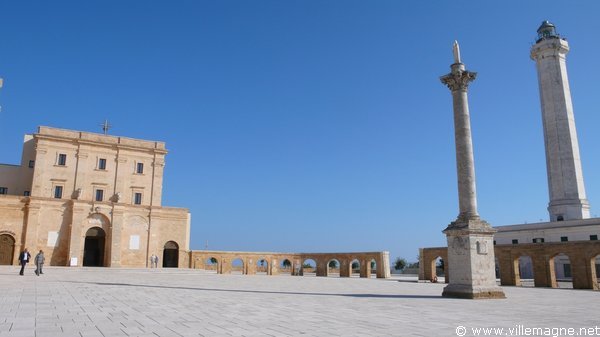 Basilique et place de Santa Maria di Leuca - Au centre, la colonne qui marque le lieu où, selon la tradition, saint Pierre aurait prêché pour la première fois en Italie après son débarquement à Leuca en provenance de Terre sainte Basilique et place de Santa Maria di Leuca - Au centre, la colonne qui marque le lieu où, selon la tradition, saint Pierre aurait prêché pour la première fois en Italie après son débarquement à Leuca en provenance de Terre sainte