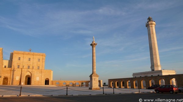 Basilique et place de Santa Maria di Leuca - Au centre, la colonne qui marque le lieu où, selon la tradition, saint Pierre aurait prêché pour la première fois en Italie après son débarquement à Leuca en provenance de Terre sainte Basilique et place de Santa Maria di Leuca - Au centre, la colonne qui marque le lieu où, selon la tradition, saint Pierre aurait prêché pour la première fois en Italie après son débarquement à Leuca en provenance de Terre sainte
