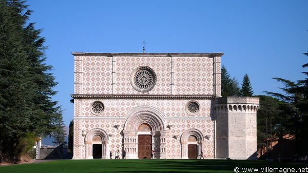Basilique Santa Maria di Collemagio à L’Aquila Basilique Santa Maria di Collemagio à L’Aquila