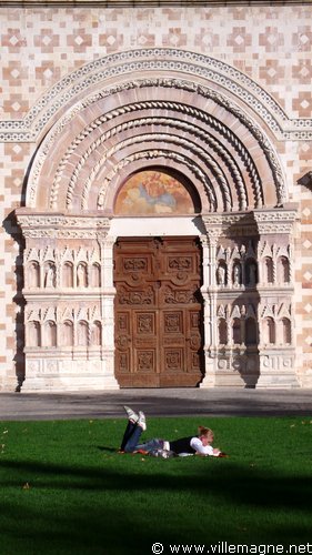 Basilique Santa Maria di Collemagio à L’Aquila Basilique Santa Maria di Collemagio à L’Aquila