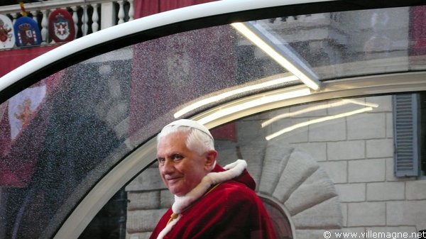 Benoît XVI, venu fleurir la colonne de l’Immaculée Conception le 8 décembre, place d’Espagne à Rome