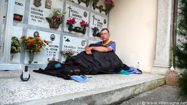 Bivouac au cimetière de Pella, sur les rives du lac d’Orta Bivouac au cimetière de Pella, sur les rives du lac d’Orta