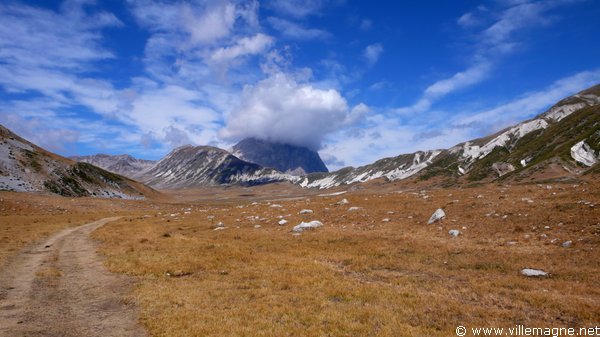 Le ‘Campo Imperatore’, haut plateau dans les Abruzzes, parfois appelé « le petit Tibet italien». Au fond, le Corno Grande, le sommet le plus haut des Abruzzes qui culmine à 2 912 m