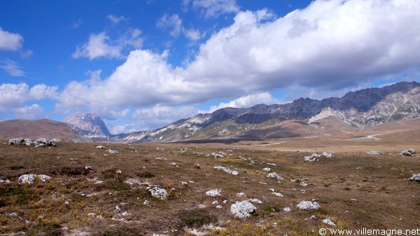 Le ‘Campo Imperatore’, haut plateau dans les Abruzzes, parfois appelé « le petit Tibet italien». Au fond, le Corno Grande, le sommet le plus haut des Abruzzes qui culmine à 2 912 m Le ‘Campo Imperatore’, haut plateau dans les Abruzzes, parfois appelé « le petit Tibet italien». Au fond, le Corno Grande, le sommet le plus haut des Abruzzes qui culmine à 2 912 m