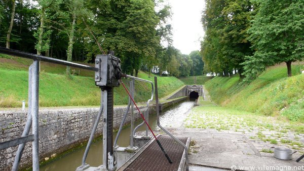 Canal souterrain au sud de Saint-Albin Canal souterrain au sud de Saint-Albin