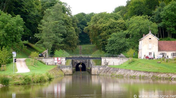 Canal souterrain au sud de Saint-Albin Canal souterrain au sud de Saint-Albin