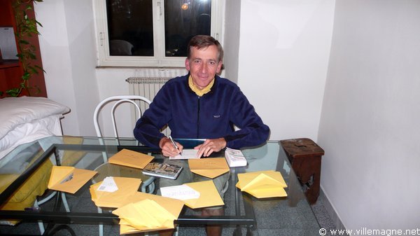 Avant de quitter Rome, j’écris les cartes postales promises à tous ceux qui m’ont hébergé sur mon chemin depuis Paris Avant de quitter Rome, j’écris les cartes postales promises à tous ceux qui m’ont hébergé sur mon chemin depuis Paris