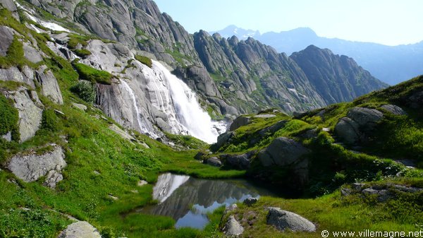 Cascade au-dessus du lac de Grimsel Cascade au-dessus du lac de Grimsel