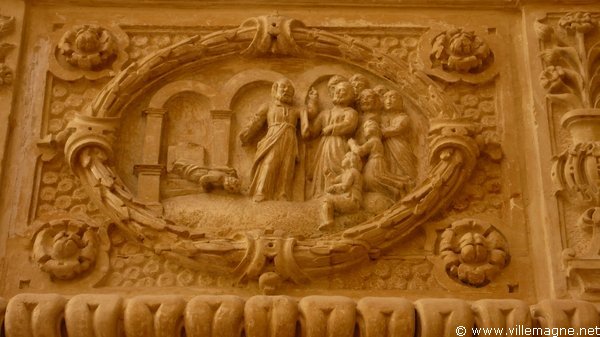 Détail de la chaire dans la basilique de Santa Maria di Leuca. La statue de Minerve abattue au moment où saint Pierre donne sa première prédication après son arrivée de Terre sainte à Leuca