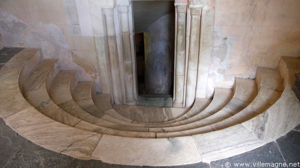 Entrée de la chapelle : une copie des lieux saints de Palestine. On peut encore voir aujourd’hui dans la basilique de la Nativité à Bethléem une entrée similaire dans la chapelle souterraine de la grotte de la Nativité Entrée de la chapelle : une copie des lieux saints de Palestine. On peut encore voir aujourd’hui dans la basilique de la Nativité à Bethléem une entrée similaire dans la chapelle souterraine de la grotte de la Nativité