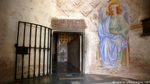 Comme pour la chapelle de la Nativité, celle-ci reprend la topologie des lieux saints de Jérusalem - À droite, l’ange qui annonce la résurrection de Jésus devant le tombeau vide Comme pour la chapelle de la Nativité, celle-ci reprend la topologie des lieux saints de Jérusalem - À droite, l’ange qui annonce la résurrection de Jésus devant le tombeau vide