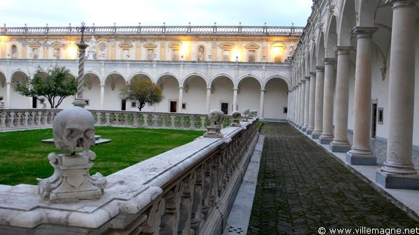 Cloître de la chartreuse San Lorenzo à Naples Cloître de la chartreuse San Lorenzo à Naples