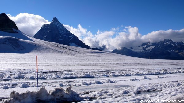 Col de Saint-Théodule (3317 m) qui relie la vallée de Zermatt à l’Italie - au fond, le mont Cervin - versant suisse - Au pied du mont Cervin Col de Saint-Théodule (3317 m) qui relie la vallée de Zermatt à l’Italie - au fond, le mont Cervin - versant suisse - Au pied du mont Cervin
