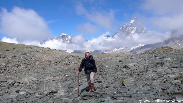Col des Cimes blanches - à droite : le Cervin, vu du côté italien Col des Cimes blanches - à droite : le Cervin, vu du côté italien
