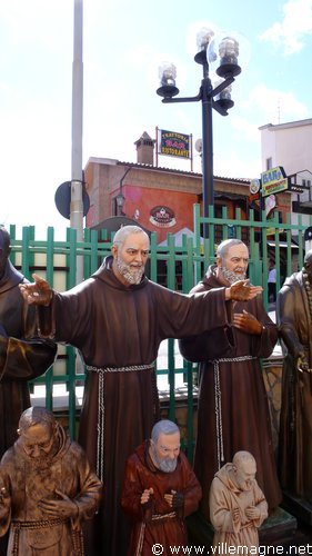 Commerce et vénération populaire pour le Padre Pio à San Giovanni Rotondo