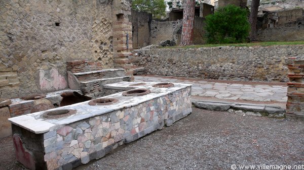 Comptoir de taverne à Herculanum Comptoir de taverne à Herculanum