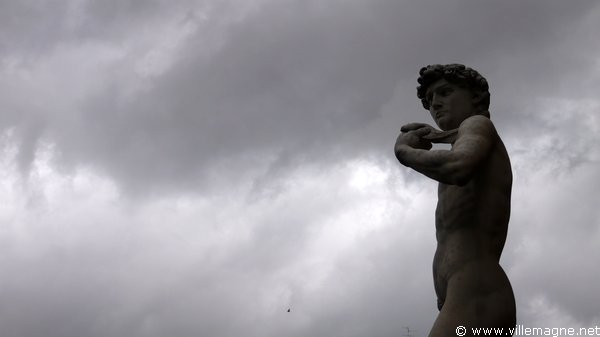 <em>David</em> par Michel-Ange, ou du moins sa copie exécutée au XIXe siècle et qui se dresse aujourd’hui à la place de l’original sur la place du Palazzo Vecchio à Florence <em>David</em> par Michel-Ange, ou du moins sa copie exécutée au XIXe siècle et qui se dresse aujourd’hui à la place de l’original sur la place du Palazzo Vecchio à Florence