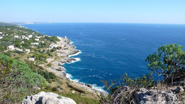 Côte du Salento entre Tricase et Galliano, vue en direction du nord - Extrémité sud-est du Salento Côte du Salento entre Tricase et Galliano, vue en direction du nord - Extrémité sud-est du Salento