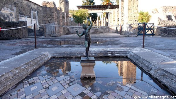 Cour d’entrée de la maison du Faune à Pompéi Cour d’entrée de la maison du Faune à Pompéi