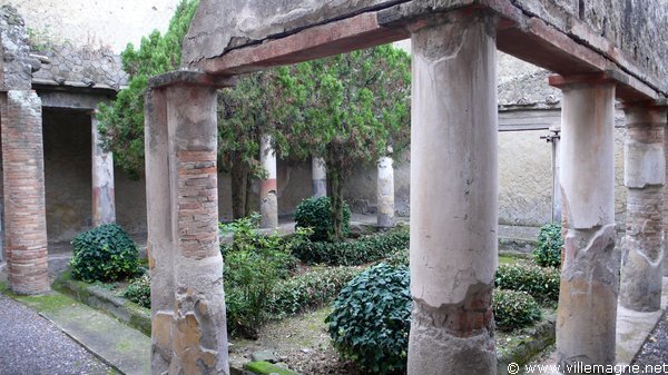 Cour intérieure de la maison à la colonnade toscane à Herculanum