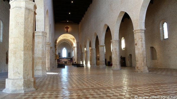 Dans la basilique Santa Maria di Collemagio à L’Aquila Dans la basilique Santa Maria di Collemagio à L’Aquila