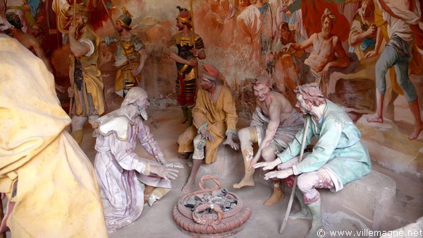 Dans la cour du Grand Prêtre, les apôtres se mêlent à la foule, feignant d’ignorer Jésus Dans la cour du Grand Prêtre, les apôtres se mêlent à la foule, feignant d’ignorer Jésus