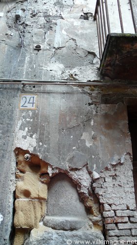 Dans le centre historique de Naples - Vestiges, superpositions et remplois multiples Dans le centre historique de Naples - Vestiges, superpositions et remplois multiples